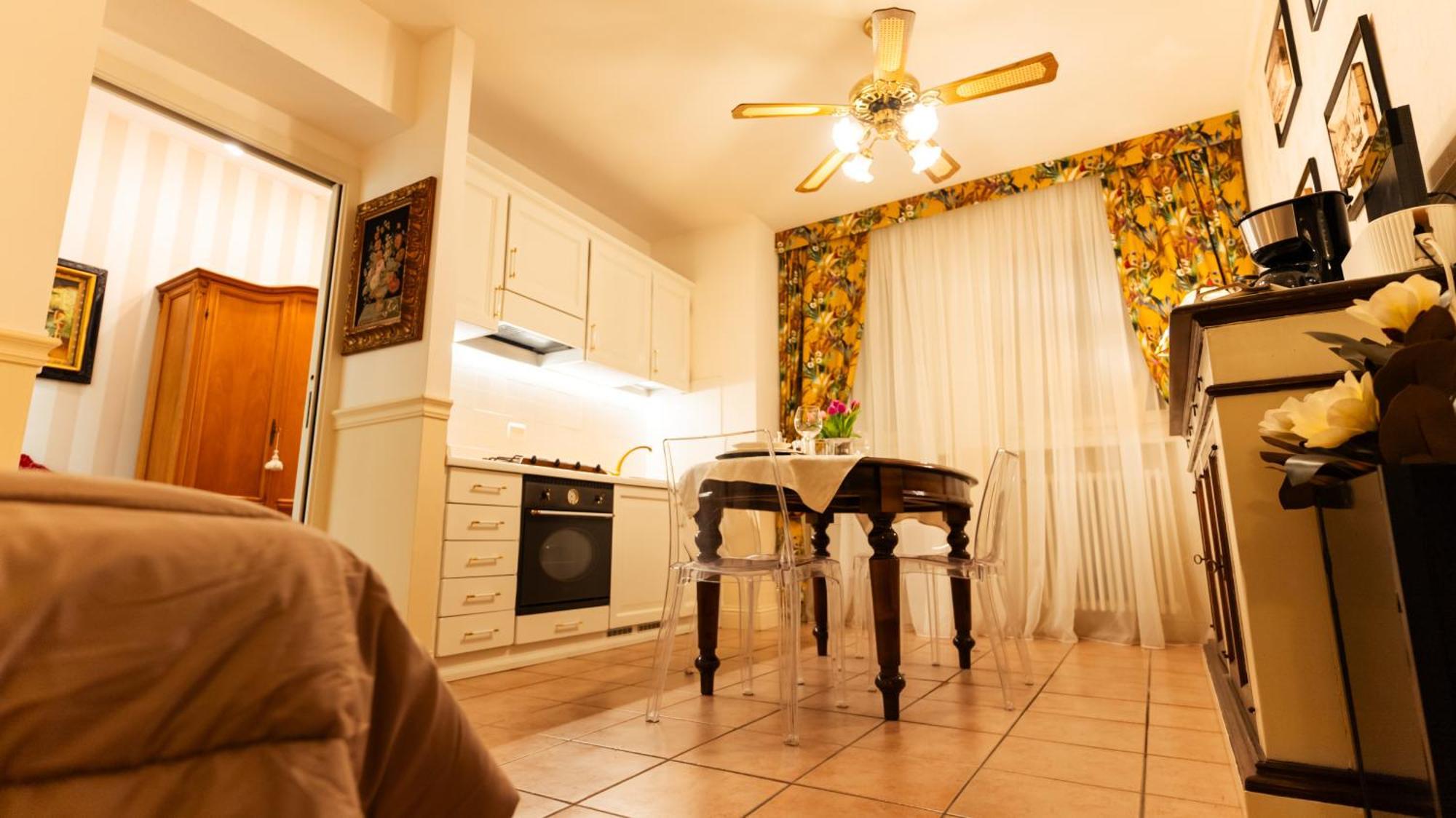 New Cozy Apartment - City Centre Lecco Bagian luar foto