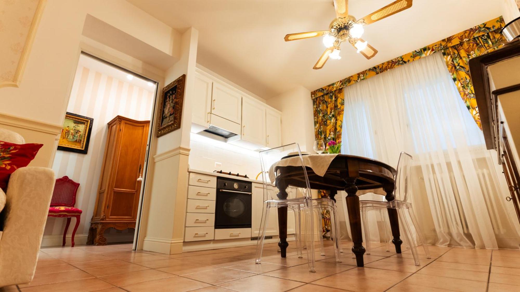 New Cozy Apartment - City Centre Lecco Bagian luar foto