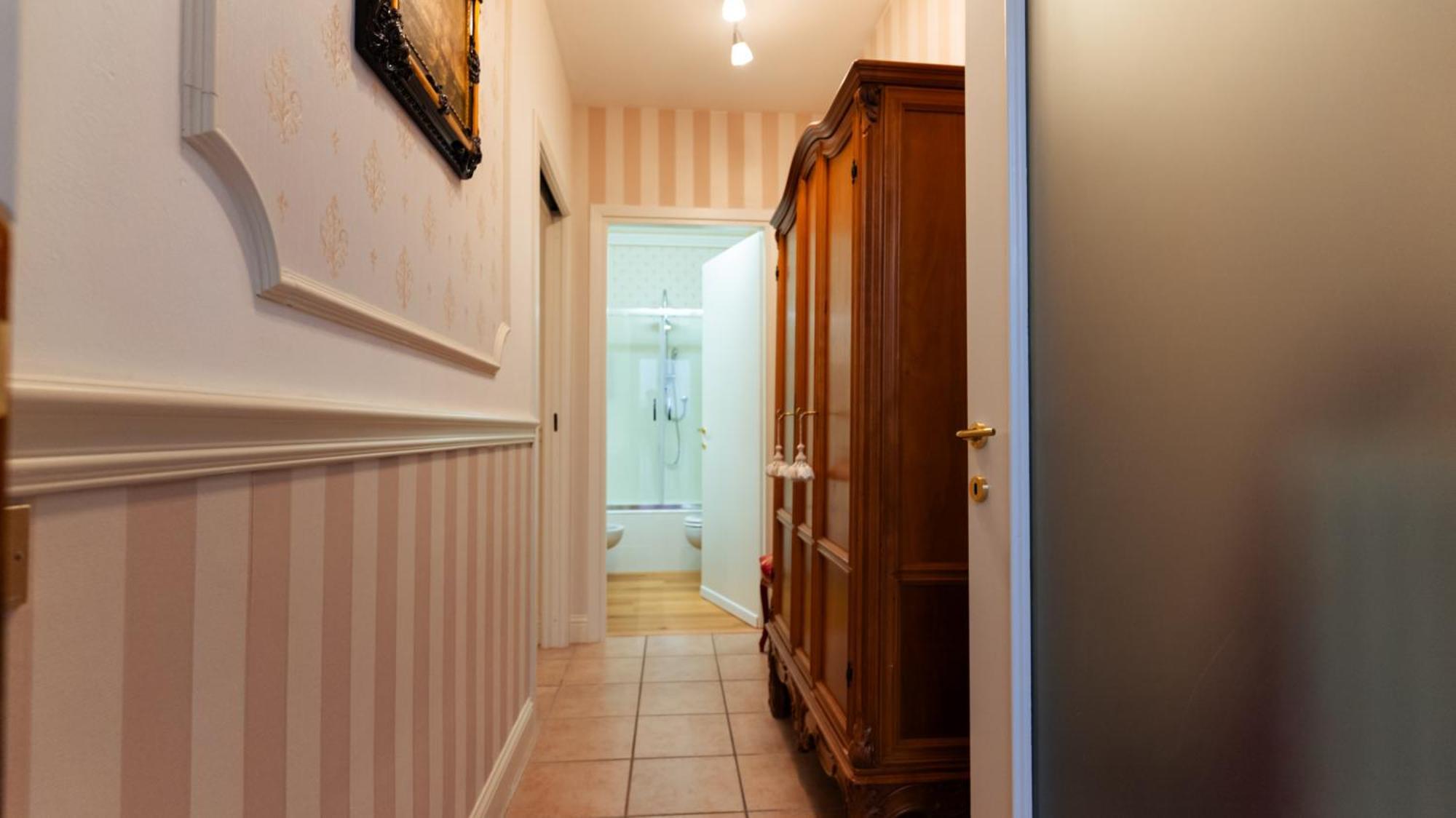 New Cozy Apartment - City Centre Lecco Bagian luar foto