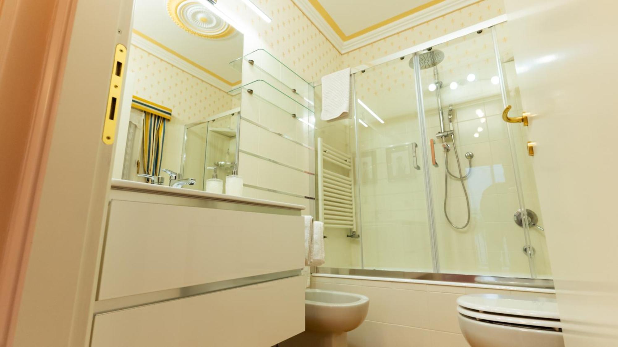 New Cozy Apartment - City Centre Lecco Bagian luar foto