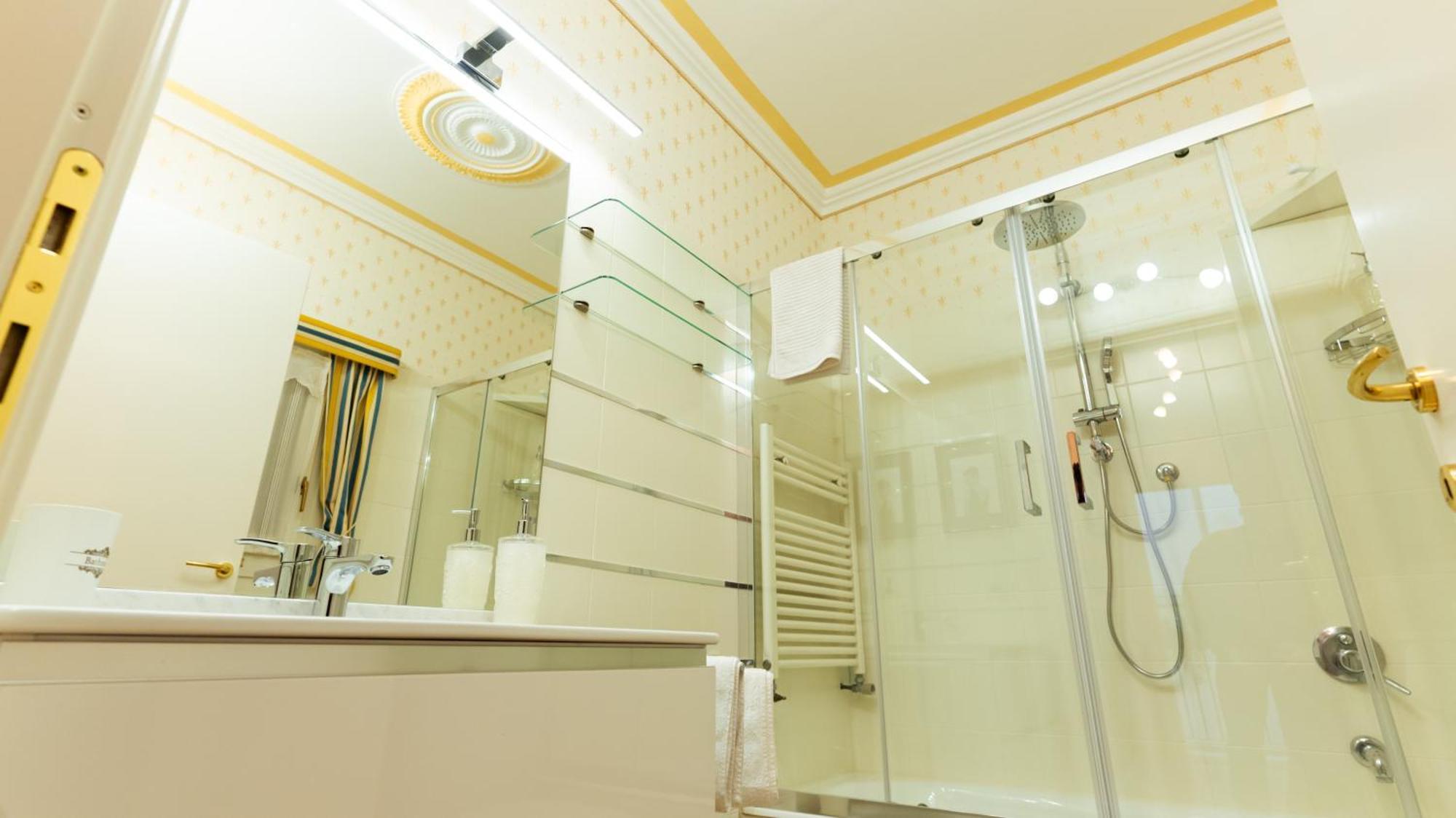 New Cozy Apartment - City Centre Lecco Bagian luar foto