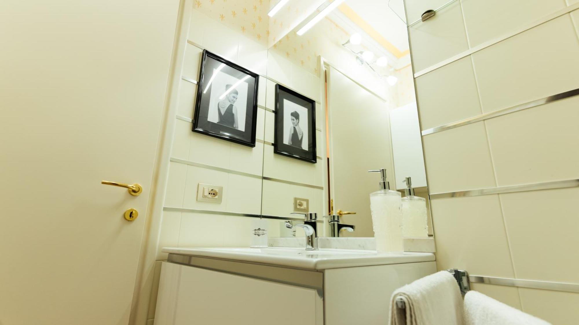 New Cozy Apartment - City Centre Lecco Bagian luar foto