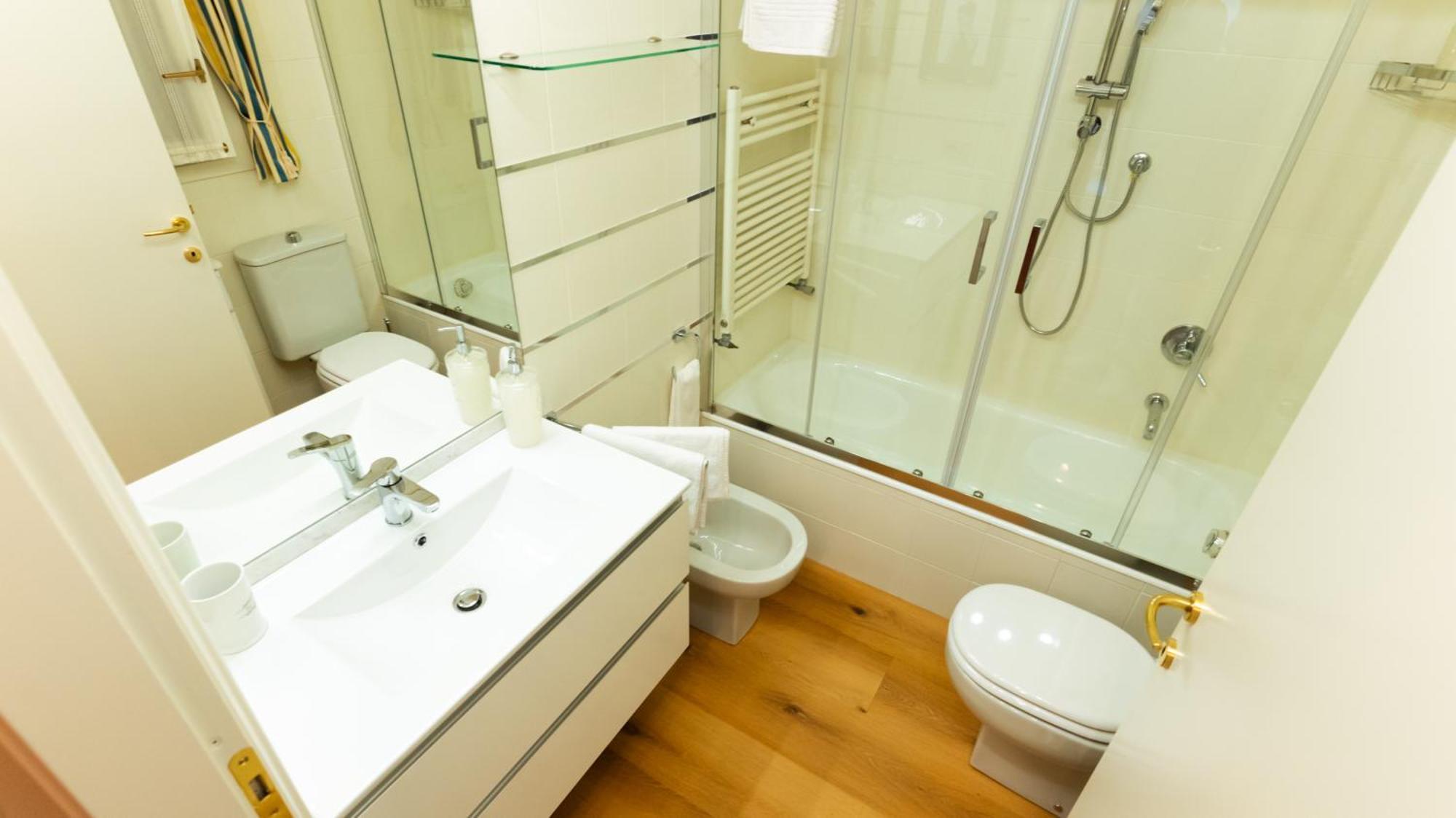 New Cozy Apartment - City Centre Lecco Bagian luar foto